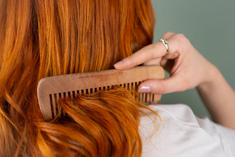 Mujer peinando su cabello brillante