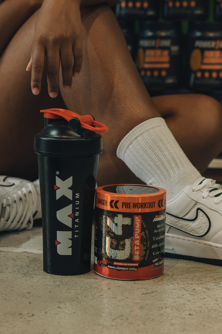 Pre-entreno y shaker en el gimnasio