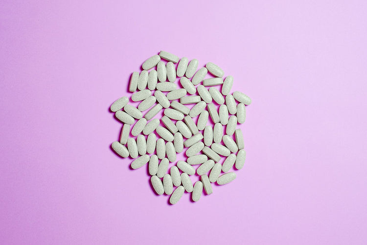 Capsulas de magnesio sobre superficie morada