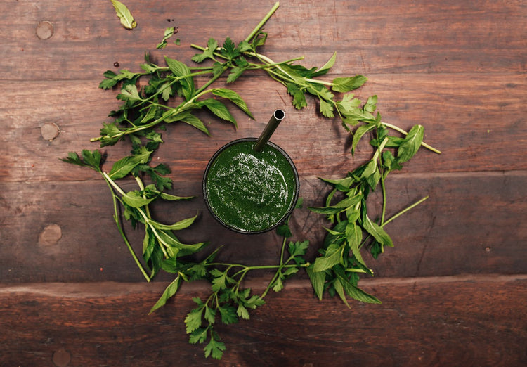 Smoothie verde detox con hierbas frescas