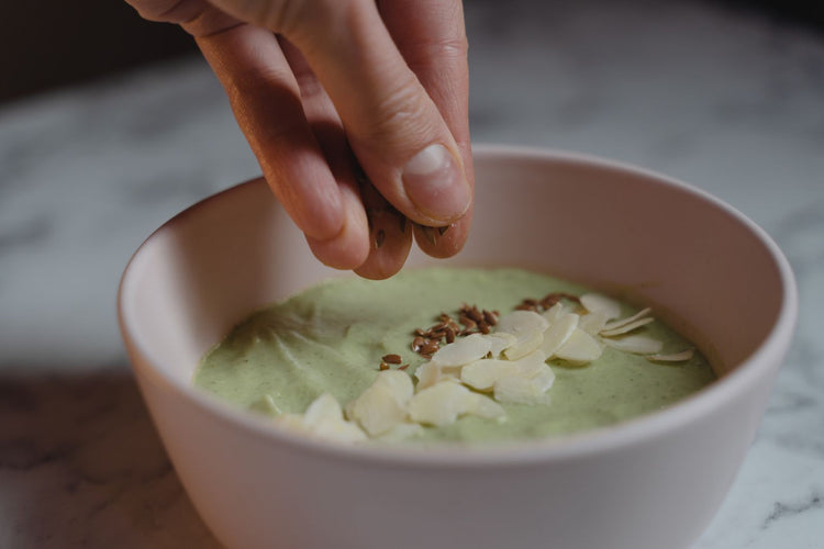 Bowl de smoothie verde con proteina vegetal