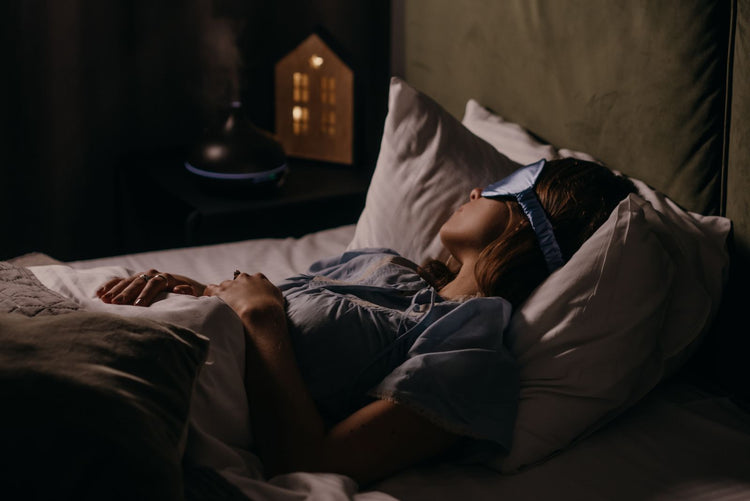 Mujer durmiendo placidamente con antifaz
