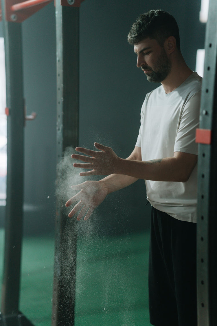 Manos con magnesio antes del entrenamiento