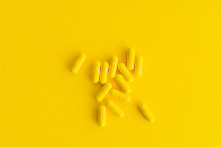 Capsulas de vitaminas amarillas